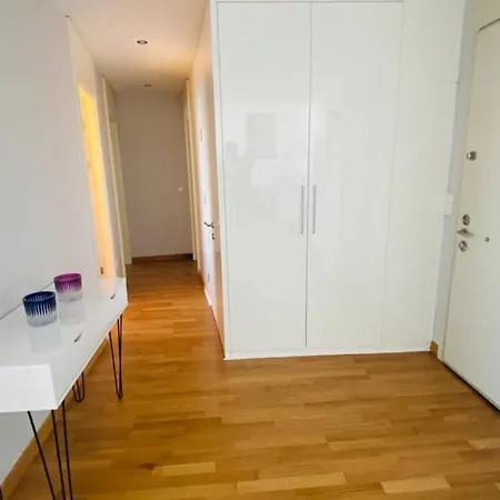 Lux 2 With Seaview In Center *