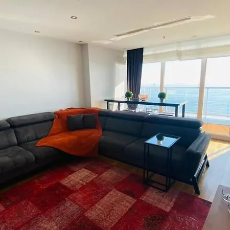 Lux 2 With Seaview In Center