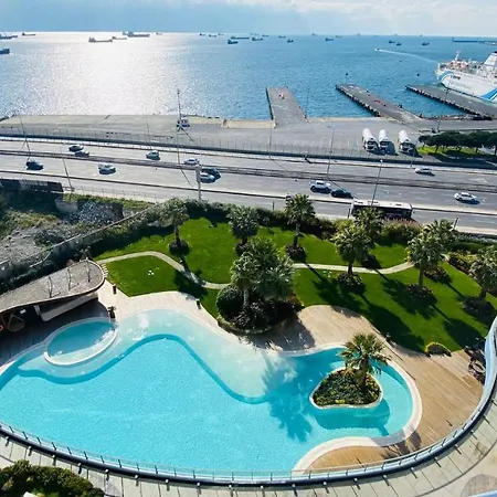 Lux 2 With Seaview In Center *